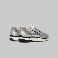 NIKE P-6000 METALLIC SILVER