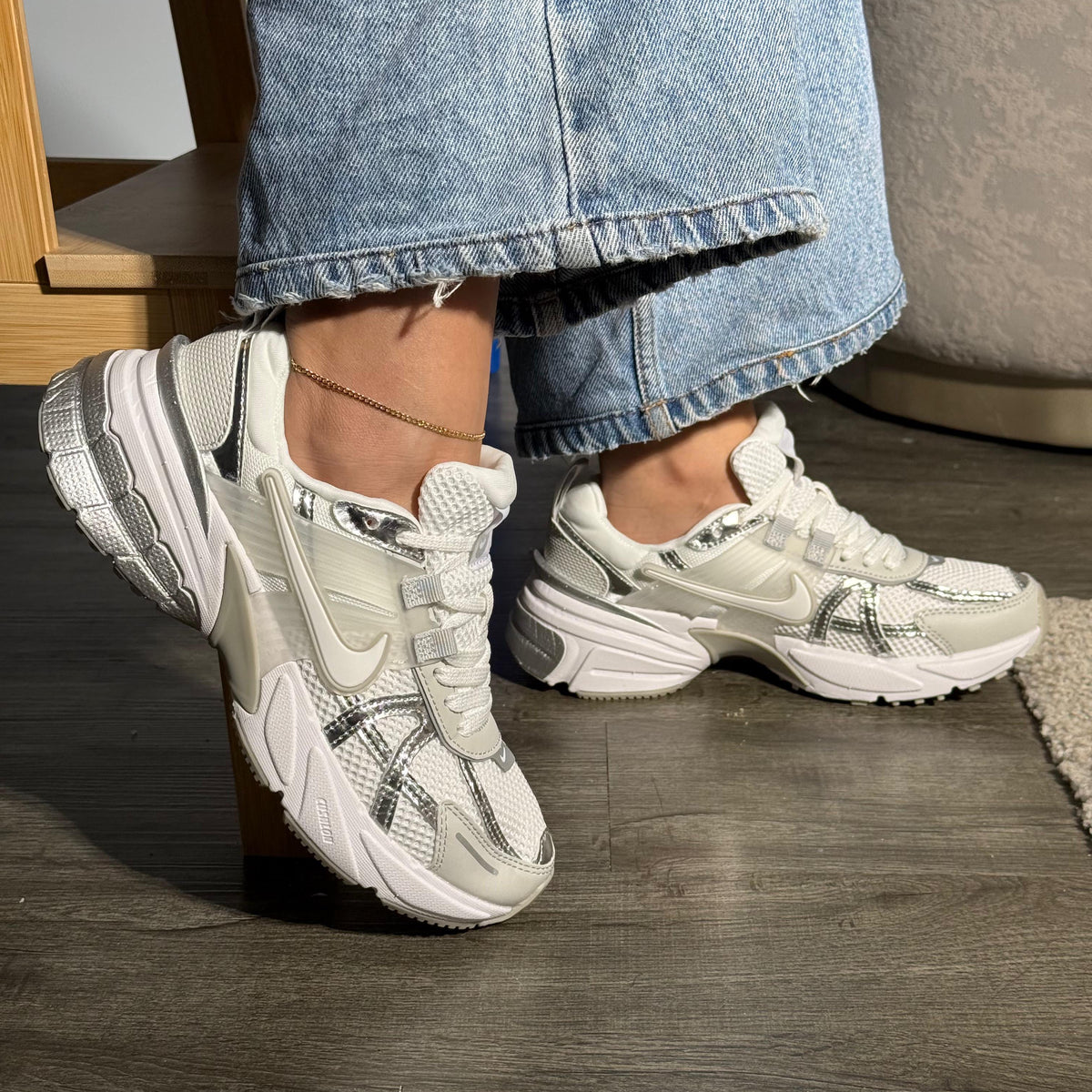 NIKE V2K RUN LIGHT SILVER