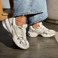 NIKE V2K RUN LIGHT SILVER