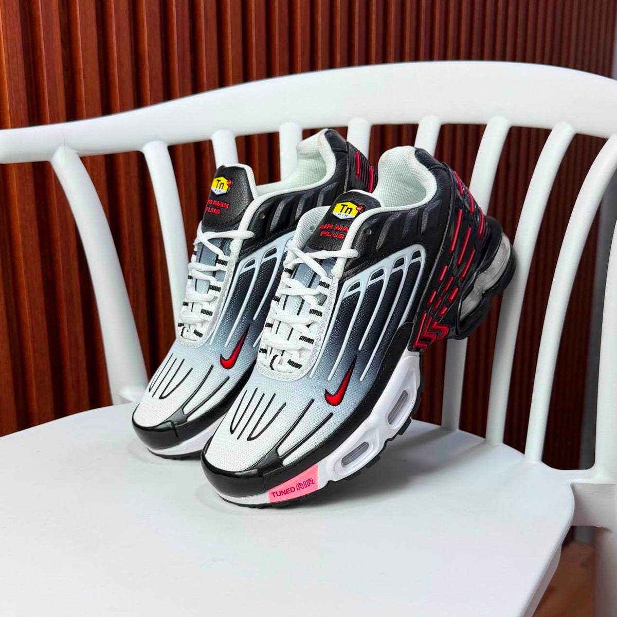 NIKE AIR MAX PLUS WHITE RED